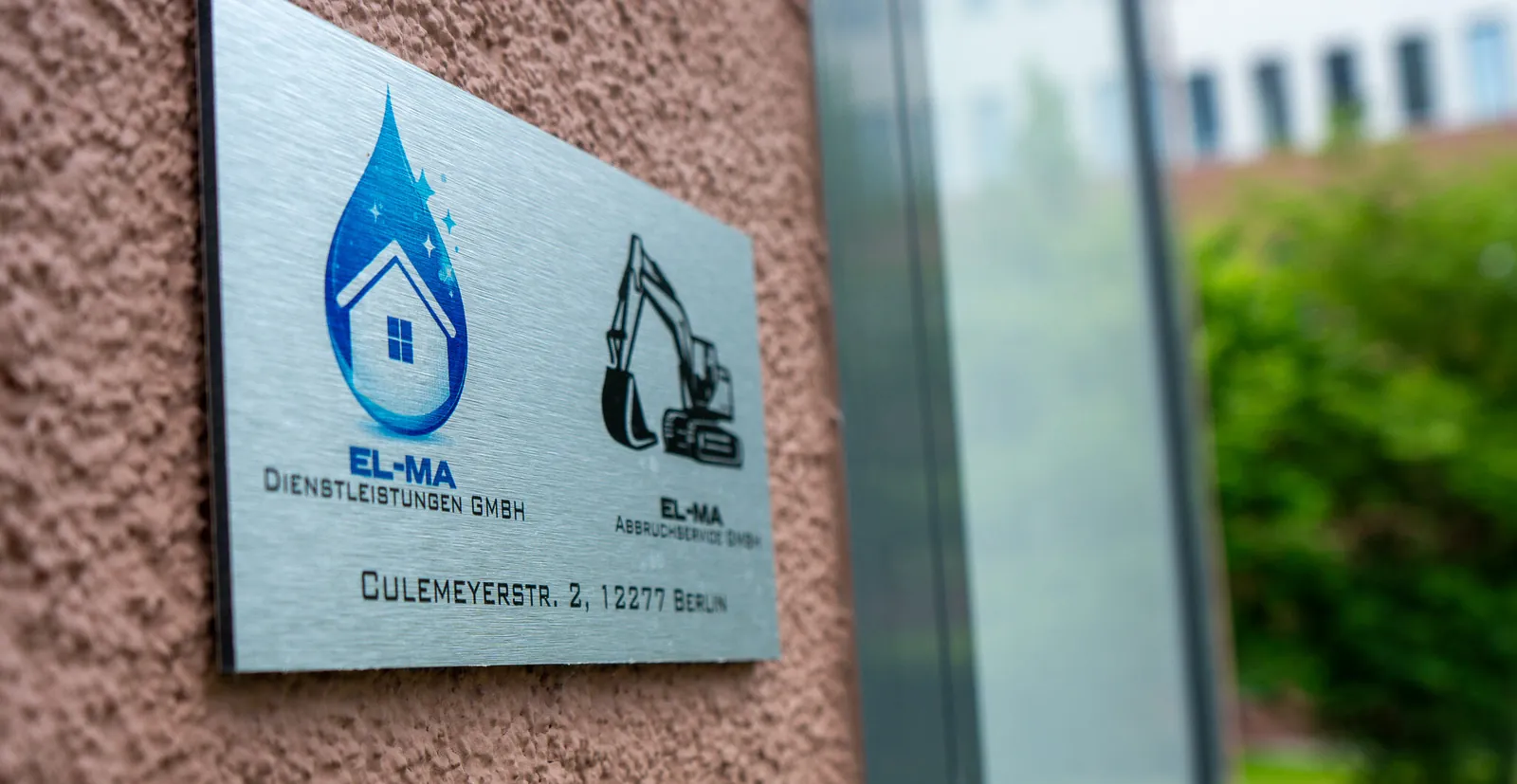 Firmenschild der ELMA Dienstleistungen GmbH am Standort in Berlin